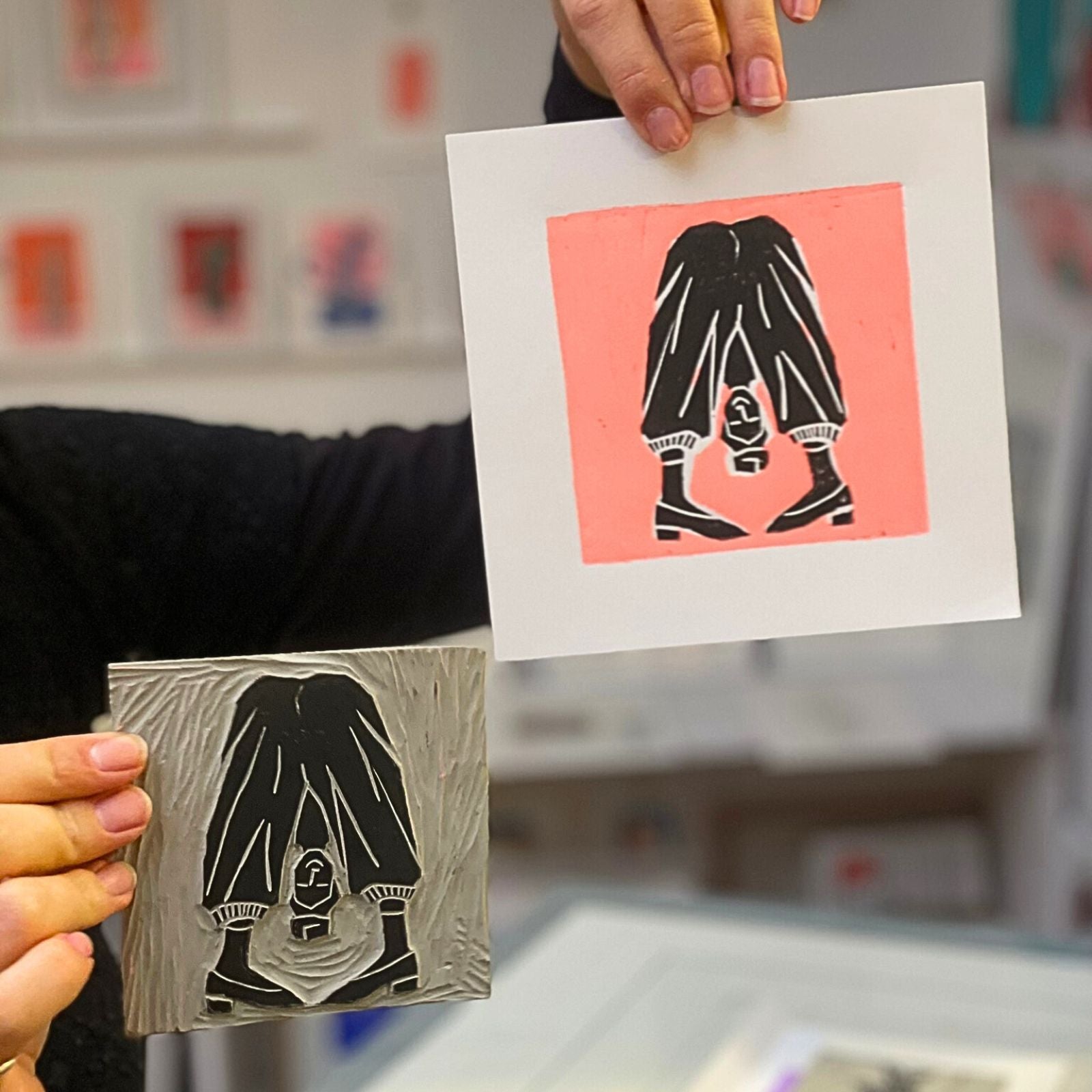 linoldruck einer durch ihre beine schauender figur