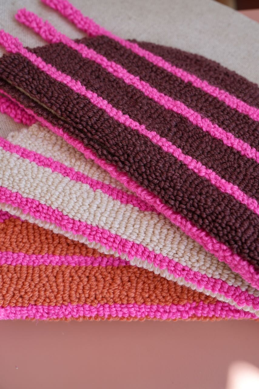 Handgetuftetes Kissen "Circle & Stripes" -Rehbraun/NeonPink