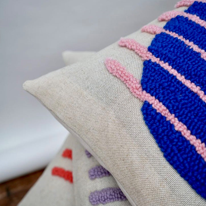 Handgetuftetes Kissen "Circle & Stripes" -Blau/Rosa