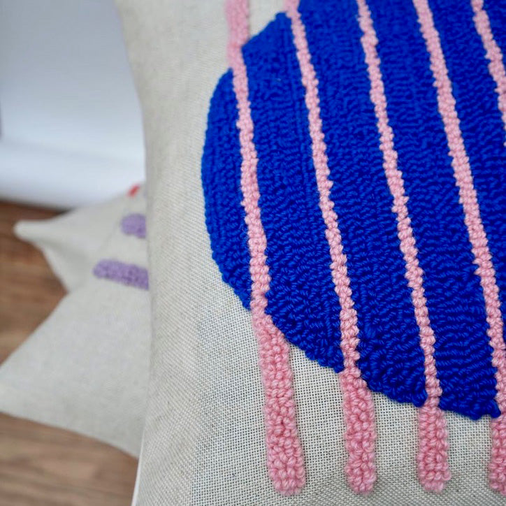 Handgetuftetes Kissen "Circle & Stripes" -Blau/Rosa