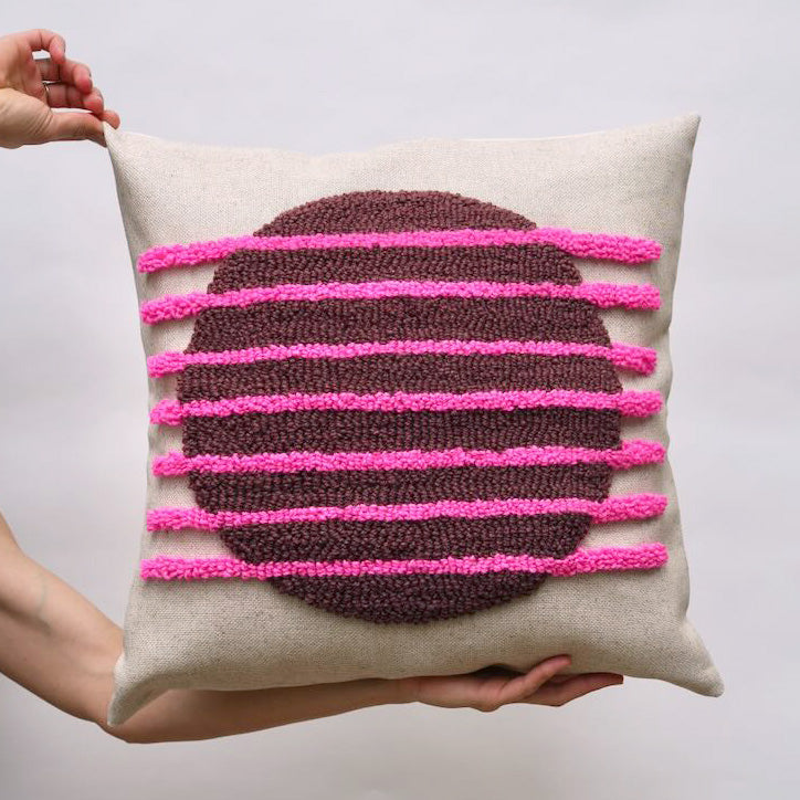 Handgetuftetes Kissen "Circle & Stripes" -Rehbraun/NeonPink